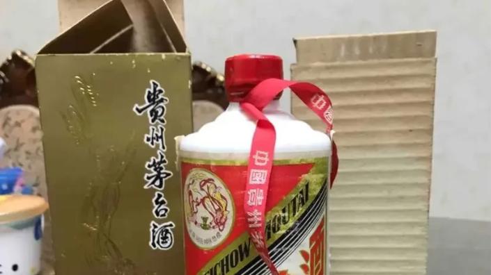 湖南长沙，一男子在某商场买了两瓶飞天茅台，一共花了4600元