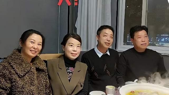 |潘克律师现身直播表明态度，称遵循谨言慎行原则，直播间人气火爆