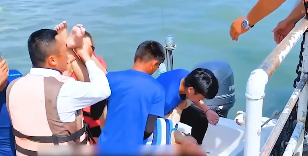 泪目了！七岁男童飘到海中等待救援，手上竟还拽着14岁溺水的姐姐。