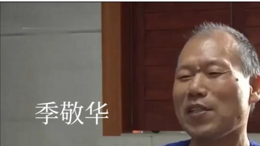 浙江金华，金店老板将价值60多万的金项链放到车子的后备箱里，准备开车带回家