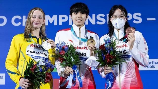 世锦赛|中国奥运冠军世锦赛获奖，被要求摘口罩，霸气拒绝后让队友也戴上
