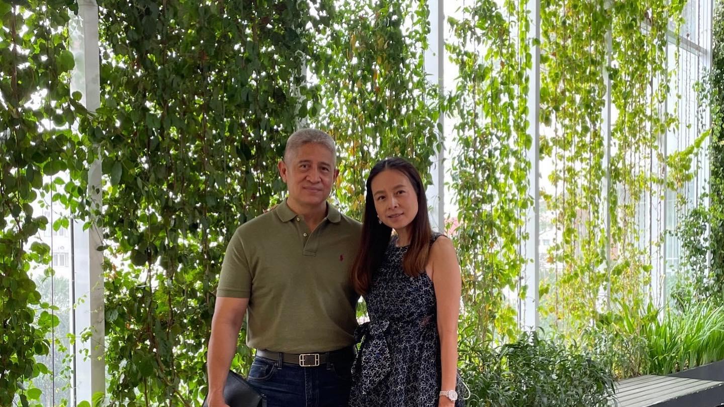 爱马仕|56岁富婆伍伦盼穿斜肩花朵裙闪耀晚宴！和帅气老公秀恩爱，好嫩啊