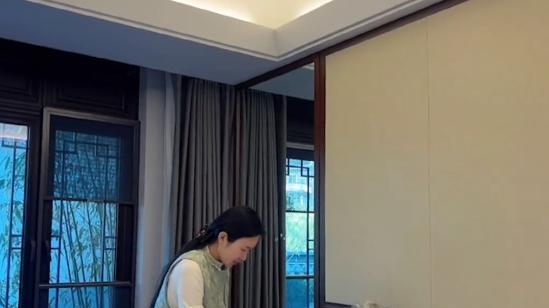 小姐姐|71岁张纪中高烧卧病在床，遭小32岁妻子调侃，网友直呼辣眼睛