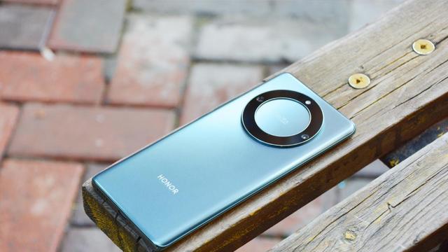 华为荣耀|荣耀搅局中端市场，曾卖4千曲面屏“干到”一千多元！友商们咋想