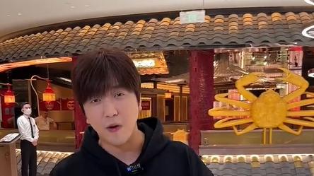 网红白冰豪车被烧！疑某斯拉自燃，致改装车行发火灾损失超5000w