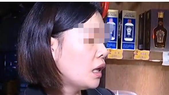 贵州，蒋女士和朋友相约，来到一家餐馆聚餐，期间在转动玻璃转盘时，不慎将一瓶啤酒撞倒