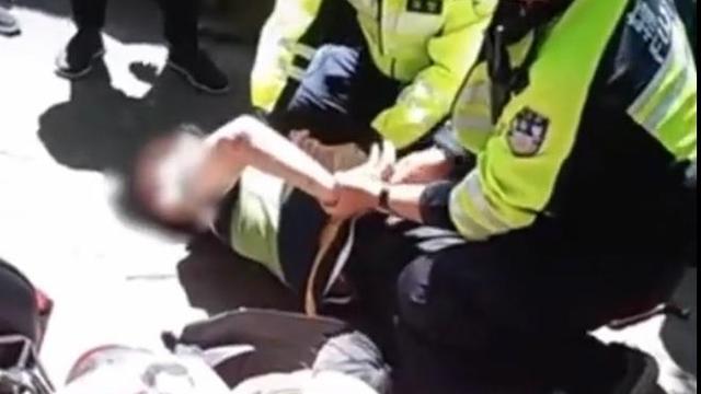 江苏一男子当街持铁锤追打两女子，现场画面曝光，原因让人愤怒