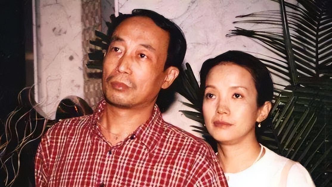 吕丽萍|吕丽萍定居美国频频豪宅内宴客！孙海英黑瘦头发稀疏，苍老认不出！