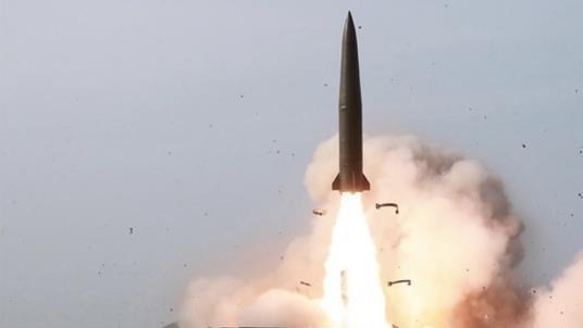 拜登离开亚太连收三噩耗，马克龙批评美澳核交易，中新将联合军演