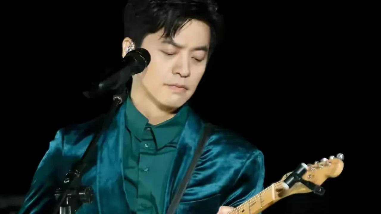 刘德华|笑死了，这是刘德华被黑得最惨的一次，居然有人拿刘德华和李健来做比较！