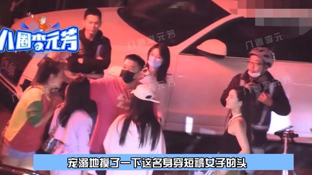于正|知名导演聚餐获5位女生相陪，摸头牵手关系亲密