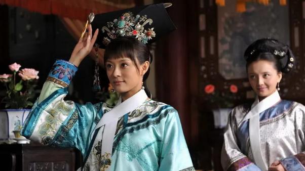 华妃|宫斗剧《甄嬛传》，讲述了女主从青涩到颇富心机，以及皇后的可悲