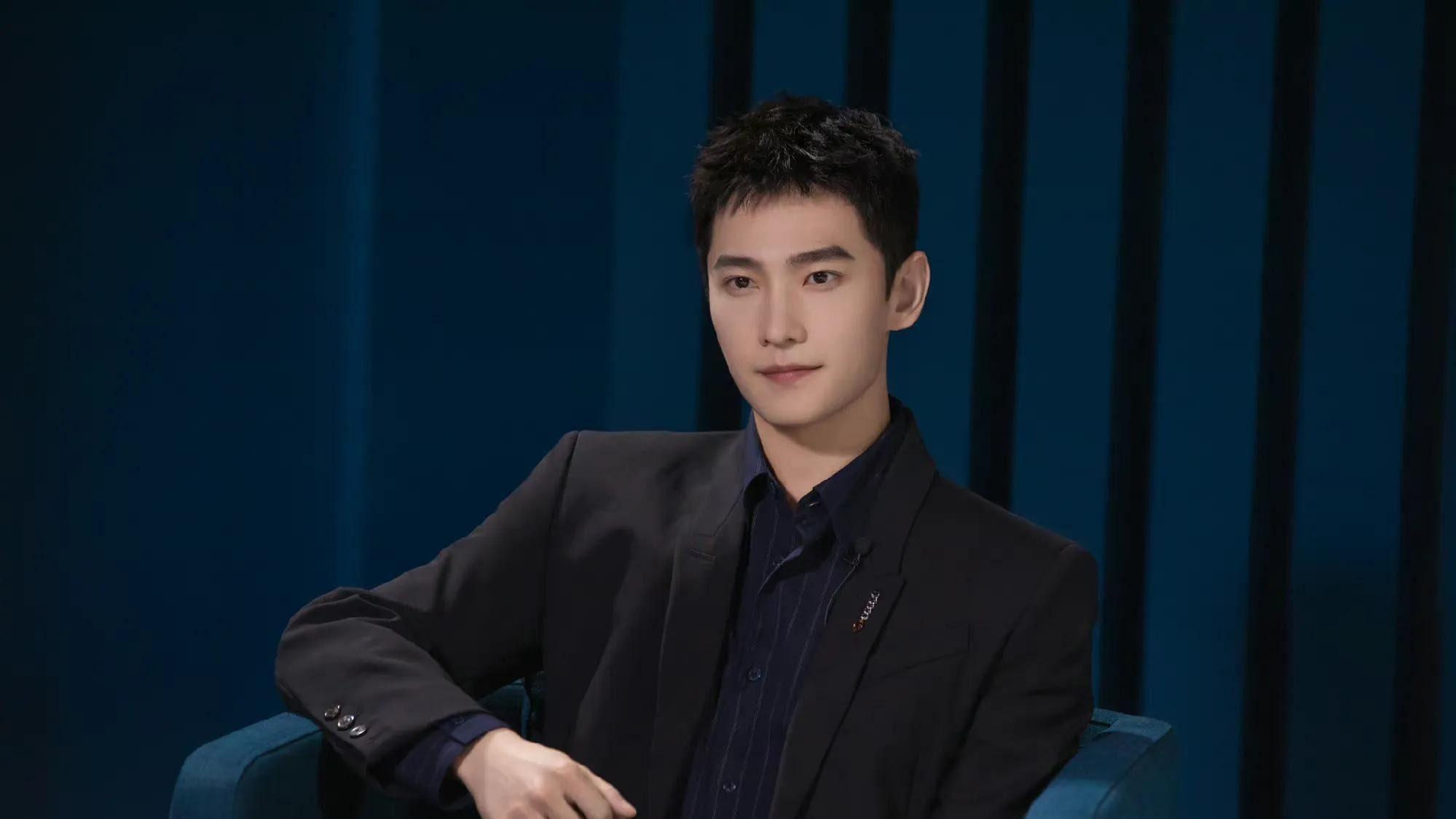 杨洋|杨洋黑西装真帅气，身材挺拔有型，怪不得深受奢牌宠爱