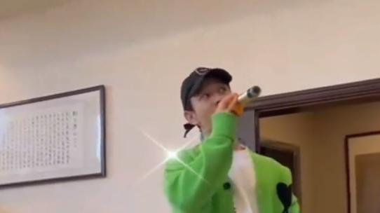 黄晓明|黄晓明：表孝心，在青岛邀请七大姑八大姨到饭店一边吃饭一边K歌