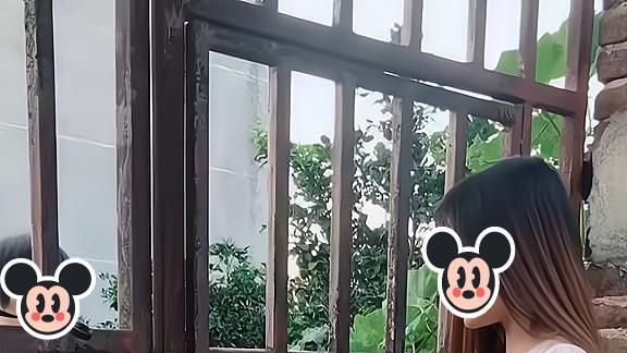 一女子带礼品回乡看望父母，母亲得知她还单身，把她拒之门外