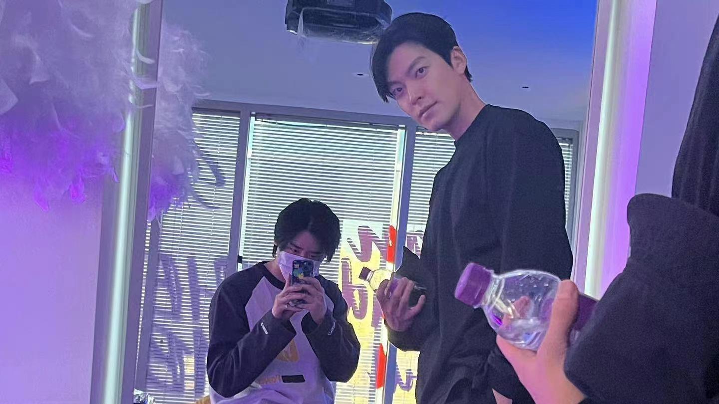 金宇彬|李钟硕ins更新和金宇彬的对镜自拍，穿着休闲，很是帅气养眼