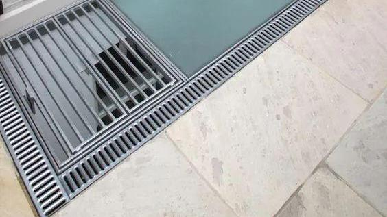 装地下室，采光通风差强人意？一楼地面留窗井格栅，问题统统解决