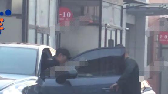 张艺谋|72岁张艺谋上班排场大，开百万豪车出行，员工站一排等门口迎接