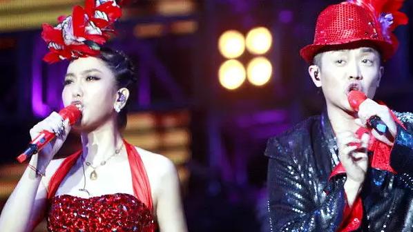 曾毅|玲花结婚半年后，曾毅也求婚了，组合23年，他们如同家人