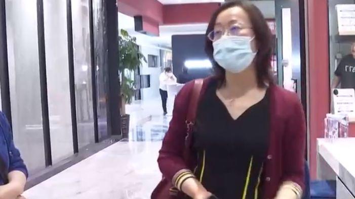 花几万买地砖，装修公司铺完后，发现颜色不一，商家：赔你3000