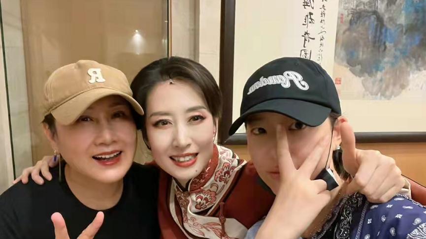 张凯丽|张凯丽与靳东聚会，男方挺肚腩发福似大爷，一旁宋佳素颜快认不出