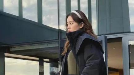 刘诗诗|刘诗诗难得扮酷，穿黑色系棉袄配长靴，露大腿是真诱惑