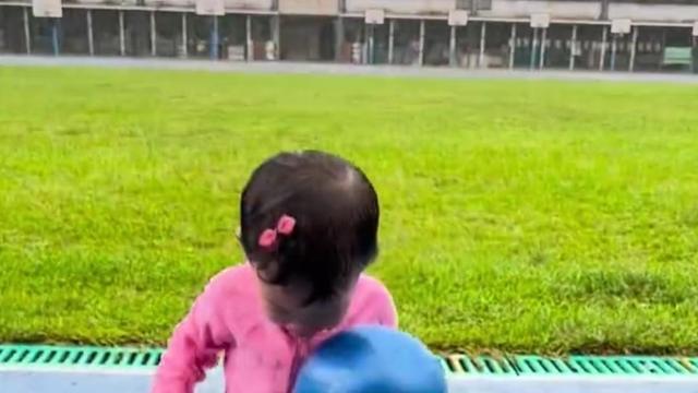 杨佑宁|杨佑宁雨天带女儿踩水，网友：你做了一般父母不会做的事