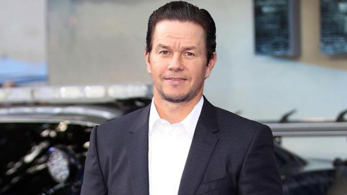 硬汉神父|《硬汉神父》：无聊又励志，马克·沃尔伯格从拳击手成为神父的真实故事