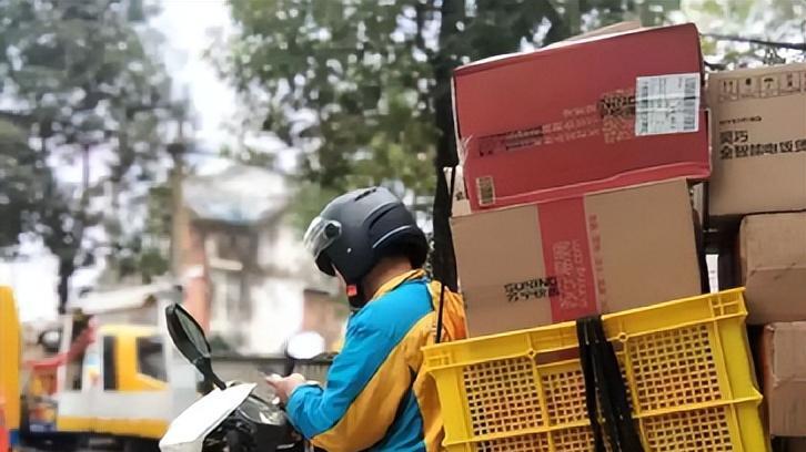 快递小哥猝死他乡：去世后被踢出工作群。