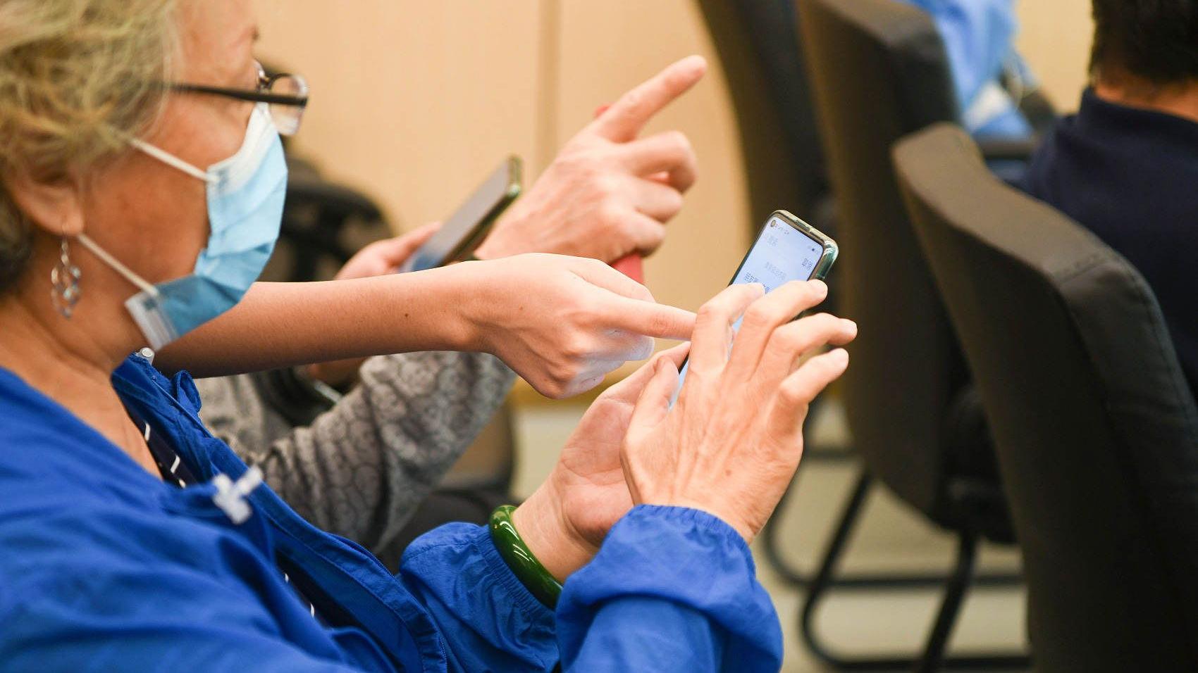 智能手机|独居老人不会线上订菜崩溃大哭，智能手机真的不适合老人用吗？