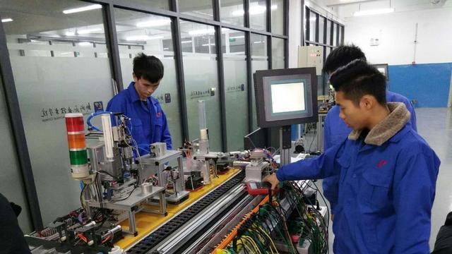 分流|落榜中考生，报名职高当天痛哭，网友：这种穿着考上高中才奇怪？