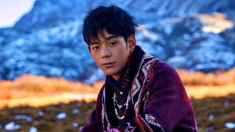 |丁真放弃年薪500万的网红工作，选择月薪5000元的工作值得吗？