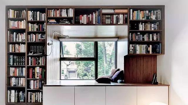 聪明人围着窗户打柜子，收纳多了，还能白赚了一个假飘窗做休闲区