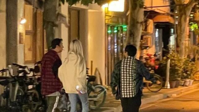 王思聪|偶遇王思聪与姚心怡逛街，女方身材高挑腿部纤细，满头银发太抢镜