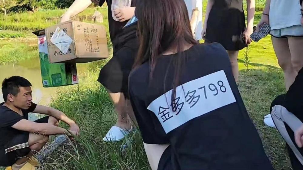 |“798向往的生活”泥地撕名牌，董锦程被妹妹按在泥地摩擦变成泥人