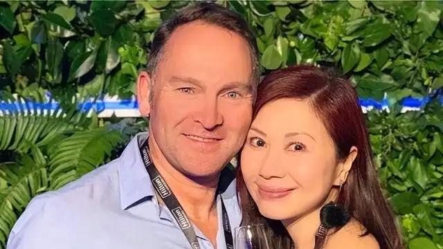 张扬|“六福珠宝创办人”杨宝玲：经历两段失败婚姻，三婚带儿子嫁初恋