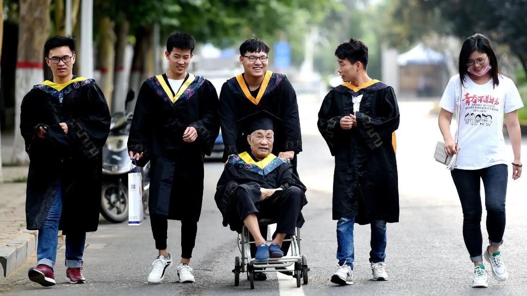 赛风|儿子从名牌大学毕业，老两口却强颜欢笑，“没想到他在画大饼”