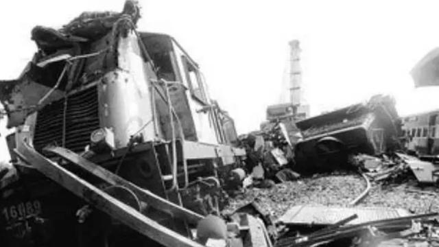 1973年宝成铁路线，火车司机进站时陷入沉睡，与货车正面相撞