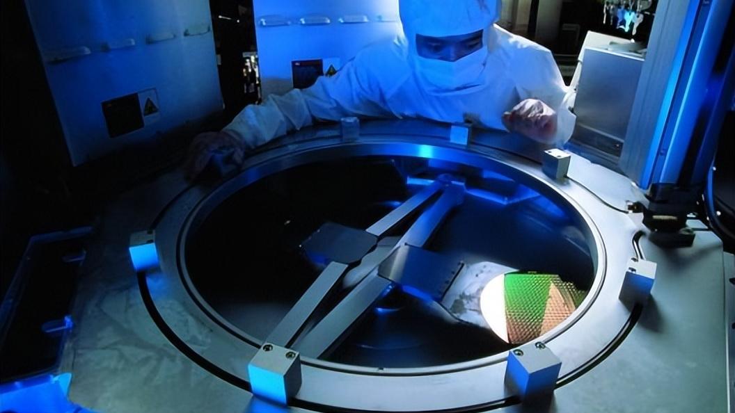 芯片|比高通断供更严重，美芯片巨头正式宣布，倪光南说得很对