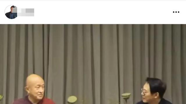 李连杰|李连杰现身佛教活动！与大师交流姿态虔诚，头顶大块头皮屑抢镜