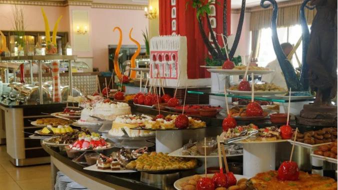 暑假，父女俩到南京旅游，早上吃自助餐，一大妈吃相太难看，让人无语。