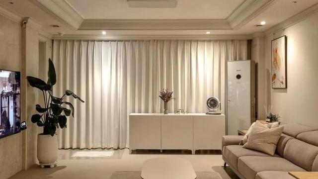 80㎡出租房，小姐姐花时间改造下，客厅只刷白墙，也足够舒适温馨