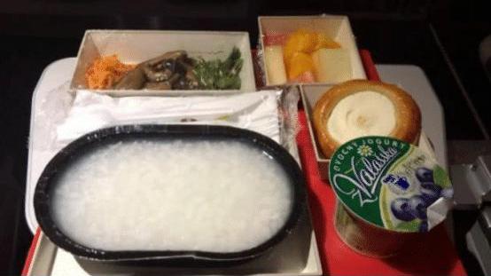 川航“喂猪式”飞机餐，空腹上飞机，扶墙下来，网友：拒绝不了 ！
