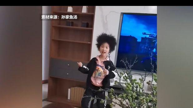 咖啡 ?6岁女孩天生爆炸头不想上学，网友：爱因斯坦是同款发型！
