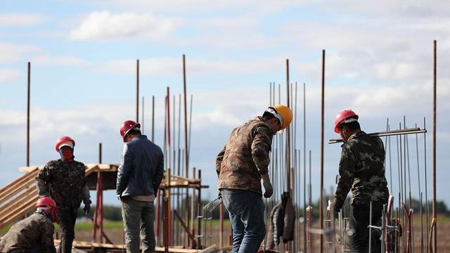 贵州毕节，强子在外打工回到家后，听邻居说妻子翠兰和同村的王小二有不正当男女关系