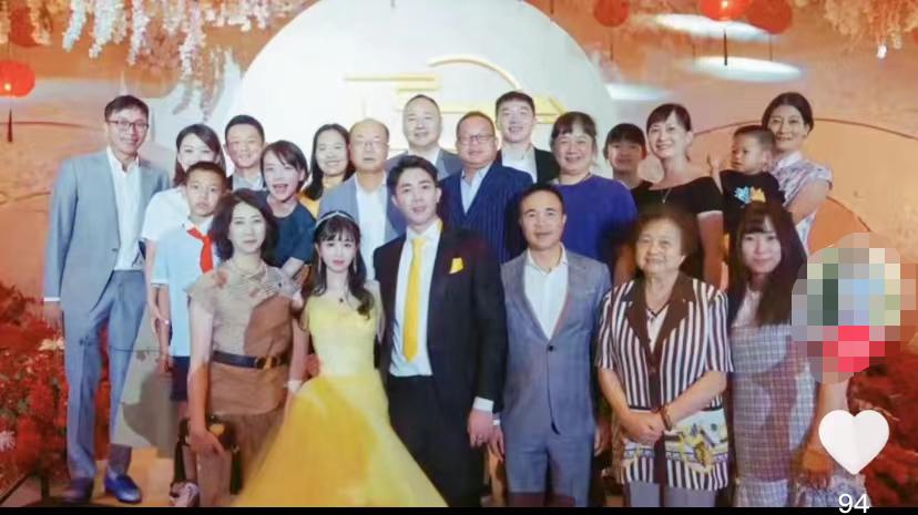 豪门|豪门联姻！特步公主与七匹狼公子订婚，女方爸爸喊话事业请多扶持
