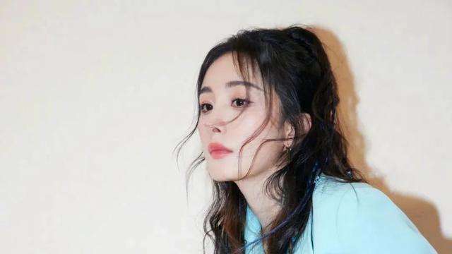 杨幂 36岁杨幂扮嫩成少女，扎高马尾发型，脚穿马丁鞋，美腿又细又长