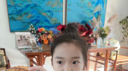 关悦|董璇关悦两家一起过中秋，佟大为两个女儿暴风长大，身高近一米七