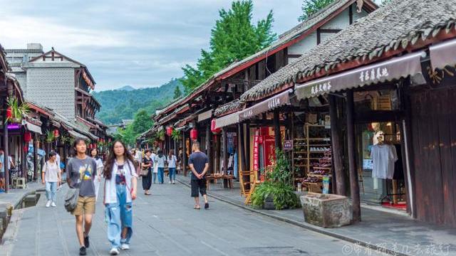 古镇|成都周边这座千年古镇，被誉为青城山后花园，人气旺盛很像丽江