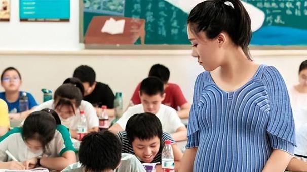 教师资格证|报考教资证的网页崩溃，教师岗位为何如此吸引人？原因很现实